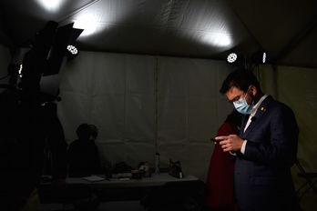 El candidato de ERC, Pere Aragonès, tras conocer los resultados. (Josep LAGO/AFP)