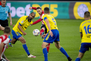 Muniain filtra el balón a Berenguer para anotar el tercer tanto en Cádiz. (@AthleticClub)