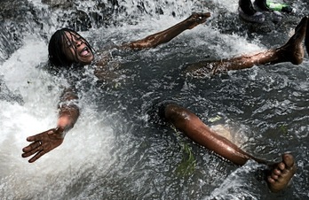 Miles de peregrinos acuden a la cascada esperando un milagro.