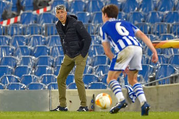 Imanol, observa a Aritz en un partido de la Europa League contra el AZ Alkmaar. (Ander GILLENEA/AFP)