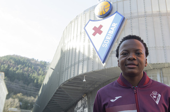 Thembi Kgatlana, delantera del Eibar, posa junto al campo de Ipurua. (Jagoba Manterola / FOKU)