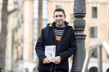 Unai Morán Recio, con su «Leyendas del Baloncesto Vasco» bajo el brazo. (Raúl BOGAJO / FOKU)