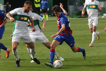 Bryan, que no ha tenido su mejor día, intenta avanzar ante Verdú. (Chimo de Haro/LOF)