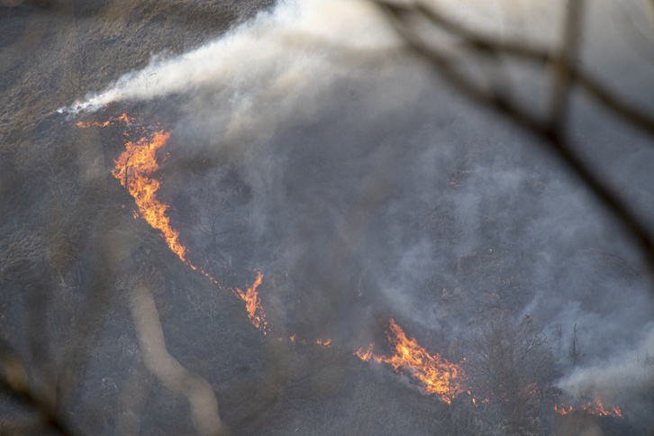 El incendio de la zona del Bidasoa habría quemado ya unas 1.600 hectáreas. (Jagoba MANTEROLA/FOKU)