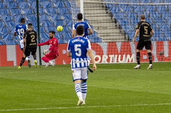 Pacheco trata de detener un remate de Isak. (Gorba RUBIO / FOKU)