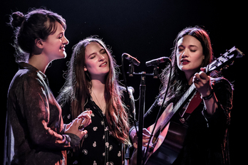 Emily, Jessica eta Camilla Staveley-Taylor ahizpek osatzen dute The Staves taldea.