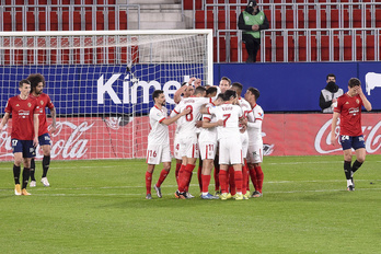 Los jugadores del Sevilla celebran uno de los dos goles marcados a Osasuna en El sadar. (Iñigo URIZ/FOKU)