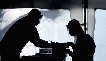 Sanitarios alemanes en un pabellón para realizar las pruebas PCR. (Ronny  HARTMANN/AFP)