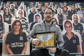 Lolo Encinas, en la grada de Miribilla pensando en el derbi de Illunbe. (Marisol RAMÍREZ / FOKU)