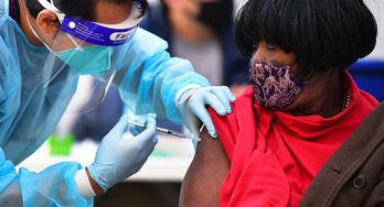 Txertaketa kanpaina aurrera doa Californian. (Frederic J. BROWN/AFP)