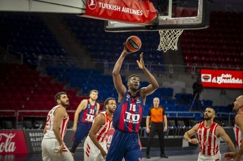 Youssoupha Fall ha superado su récord de anotación, siendo el jefe de los gasteiztarras en solo 16 minutos de juego. (Jaizki FONTANEDA / FOKU)