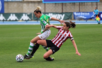 Unzue intenta evitar que Sosa se marche con el balón. (Real Betis)