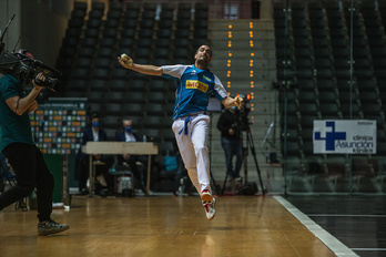 OInatz Bengoetxeak partida borobila jokatu du. (Aritz LOIOLA/FOKU)