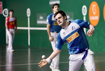 Danel Elezkano está siendo el complemento perfecto de Zabaleta. (Andoni CANELLADA/FOKU)