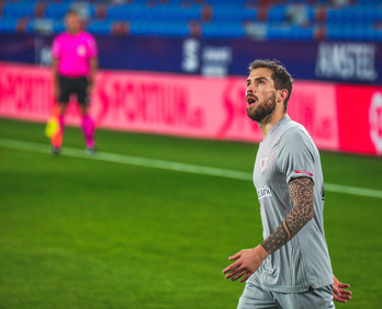 Iñigo Martínez durante el partido en Levante. (LOF)