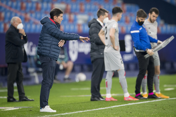 Marcelino durante el partido en Levante. (@AthleticClub)