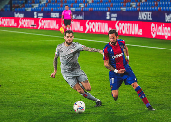 Iñigo Martínez ante Morales en el partido de Liga contra el Levante. (LOF)