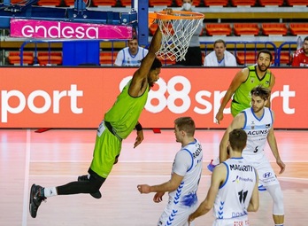 El Fuenlabrada ha impuesto su poderío en el juego interior, como se ve en este mate de Alexander. (A. PACHECO / ACB PHOTO)