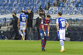 Imanol anima a Oyarzabal, al que mantendrá como lanzador de penaltis. (Gorka RUBIO/FOKU)