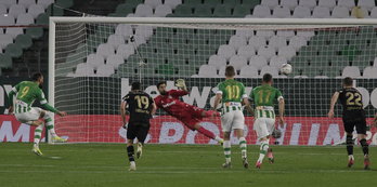 El bético Borja Iglesias marca, de penalti, el 1-2 ante el Deportivo Alavés. (AGENCIA LOF)