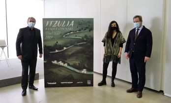 La ilustradora Miren Asian Lora a la derecha del cartel. (@ehitzulia)