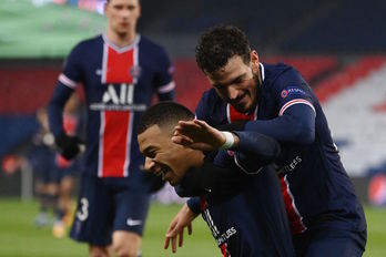 De nuevo Mbappé le ha marcado un gol al Barcelona, esta vez de penalti. (Franck FIFE/AFP)