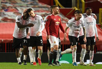 Jugadores del Milan celebran el empate en el 92 ante el Manchester United. (Oli SCARFF/AFP)