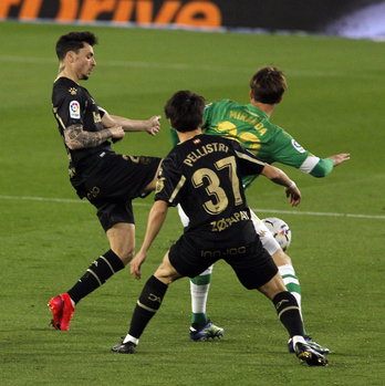 El Alavés quiere sobreponerse ante el Cádiz del palo que sufrió en el Benito Villamarín. (LOF)