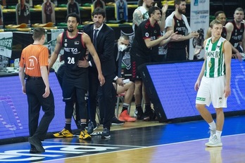 Alex Mumbru John Jenkinsekin, joan den igandeko Betisen aurkako partidan. (Monika DEL VALLE / FOKU)