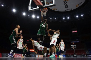 Jekiri ha sido el amo de la pintura hasta que sus compañeros se han olvidado de él. (EUROLEAGUE.NET)