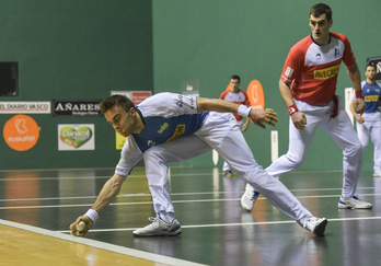 Peñak bigarren botean eramandako pilota honetan galdu du burua Joseba Ezkurdiak. (Idoia ZABALETA/FOKU)