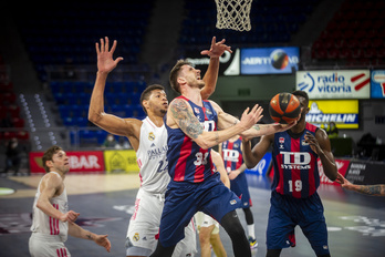 Edy Tavares –en la imagen ante Polonara– no ha tenido rival en la pintura. (Jaizki FONTANEDA/FOKU)