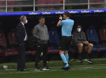 Mendilibar atiende al árbitro durante el encuentro entre Eibar y Villarreal. (Jon Urbe/Foku)