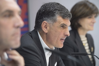 Mendilibar cumple su sexta temporada consecutiva en el banquillo azulgrana. En la imagen, entre Fran Garagarza y Amaia Gorostiza.