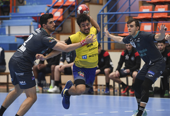 Rodrigo Salinas ha sostenido a su equipo con un total de ocho goles ante Logroño. (Jon URBE/FOKU)