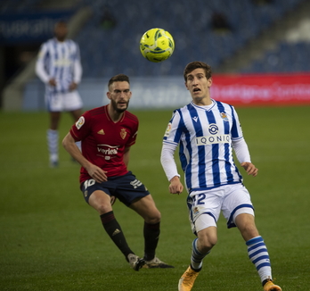 Aihen Muñoz persigue el balón junto a Roberto Torres en un derbi contra Osasuna. (Aritz LOIOLA / FOKU)