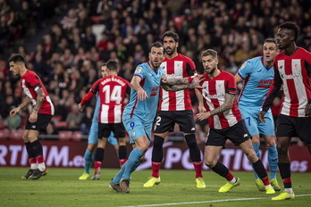 El Eibar nunca ha ganado en San Mamés. En la foto, una imagen del derbi de la pasada temporada. (Aritz LOIOLA)