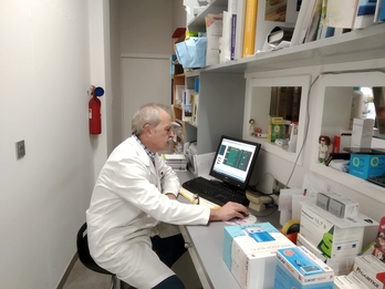 Xosé María Torres, trabajando en su farmacia. 