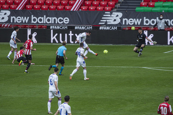 Kike García remata el 1-1, que llegaba diez minutos después del tanto del Athletic. (Aritz Loiola/Foku)