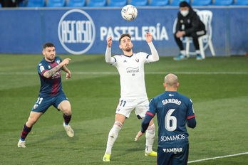 Kike Barja baloia bereganatu nahian. (LA OTRA FOTO)