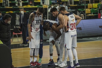 La lesión de Jekiri en la rodilla ha sido la nota más negativa del derbi del Bilbao Arena. (Aritz LOIOLA / FOKU)