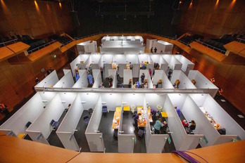 Vacunaciones masivas en la Universidad de Dublín durante el pasado fin de semana. (Paul FAITH/AFP)