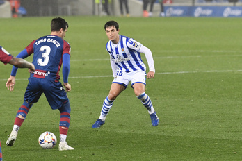 Martin Zubimendi, baloiari adi, Levanteren aurkako partida batean. (Gorka RUBIO/FOKU)