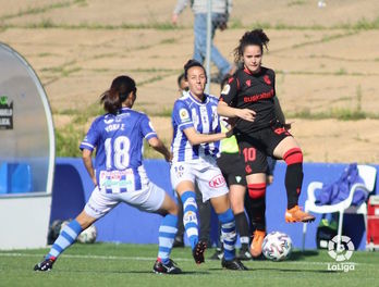 Castelló y Tanaka obstaculizan el avance de Eizagirre. (LaLiga)