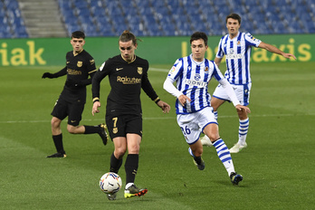 Martín Zubimendi, junto a Griezmann en el último partido de Anoeta. (Gorka RUBIO/FOKU)