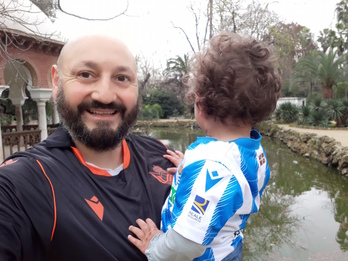 Igor Tomé, con su hija María, en un parque de Sevilla. 