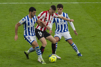 Sancet trata de escapar de la marca de Merino y Zubimendi, en el último encuentro disputado entre Athletic y Real. (Monika DEL VALLE / FOKU)