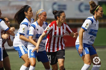 Gimbert, autora del segundo gol rojiblanco, se hace hueco para rematar un córner. (LaLiga)