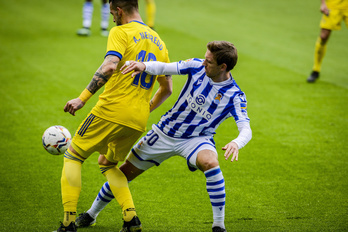 Nacho Monreal pelea con Negredo en el encuentro de la real ante el Cádiz. (Gorka RUBIO/FOKU)