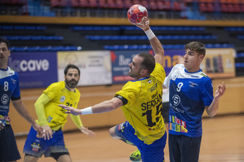 Iker Serrano, atzean Sergio de la Salud begira duela. Biek ez dute datorren urtean Bidasoa-Irunen jarraituko. (Juan Carlos RUIZ/FOKU)